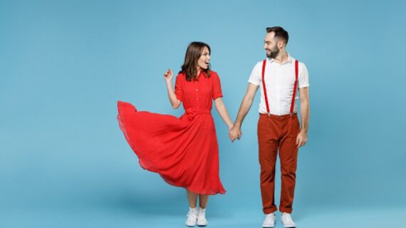 Inspirasi Baju Couple untuk Pasangan Romantis Saat Liburan